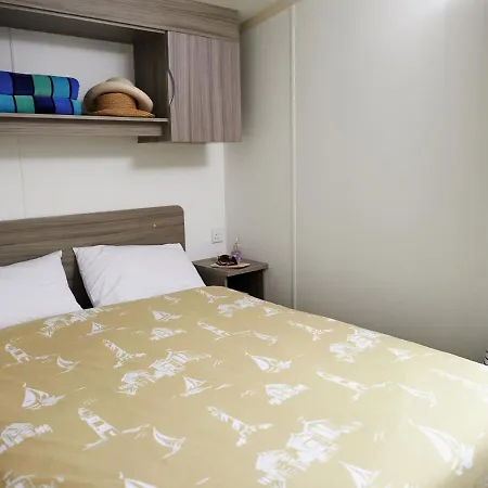 בית נופש Holiday Lakeland-4 *