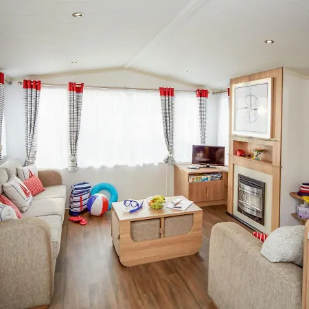 בית נופש Holiday Lakeland-4 *